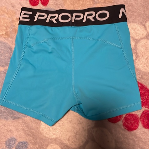 Nike Pros barely worn no tears or stretches or stains - Picture 2 of 2